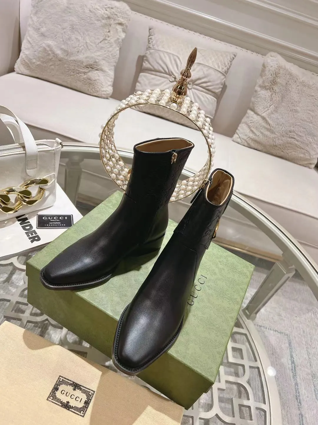 👟👟Ex-factory price 600👟👟 Gucci's latest popular half-horsebit detail boots for autumn and winter, European and American punk style riding boots, horsebit detail boots, the same style as the big-name street style darlings of European and American stars. Upper: Calfskin imported from Italy Size: 35-42#